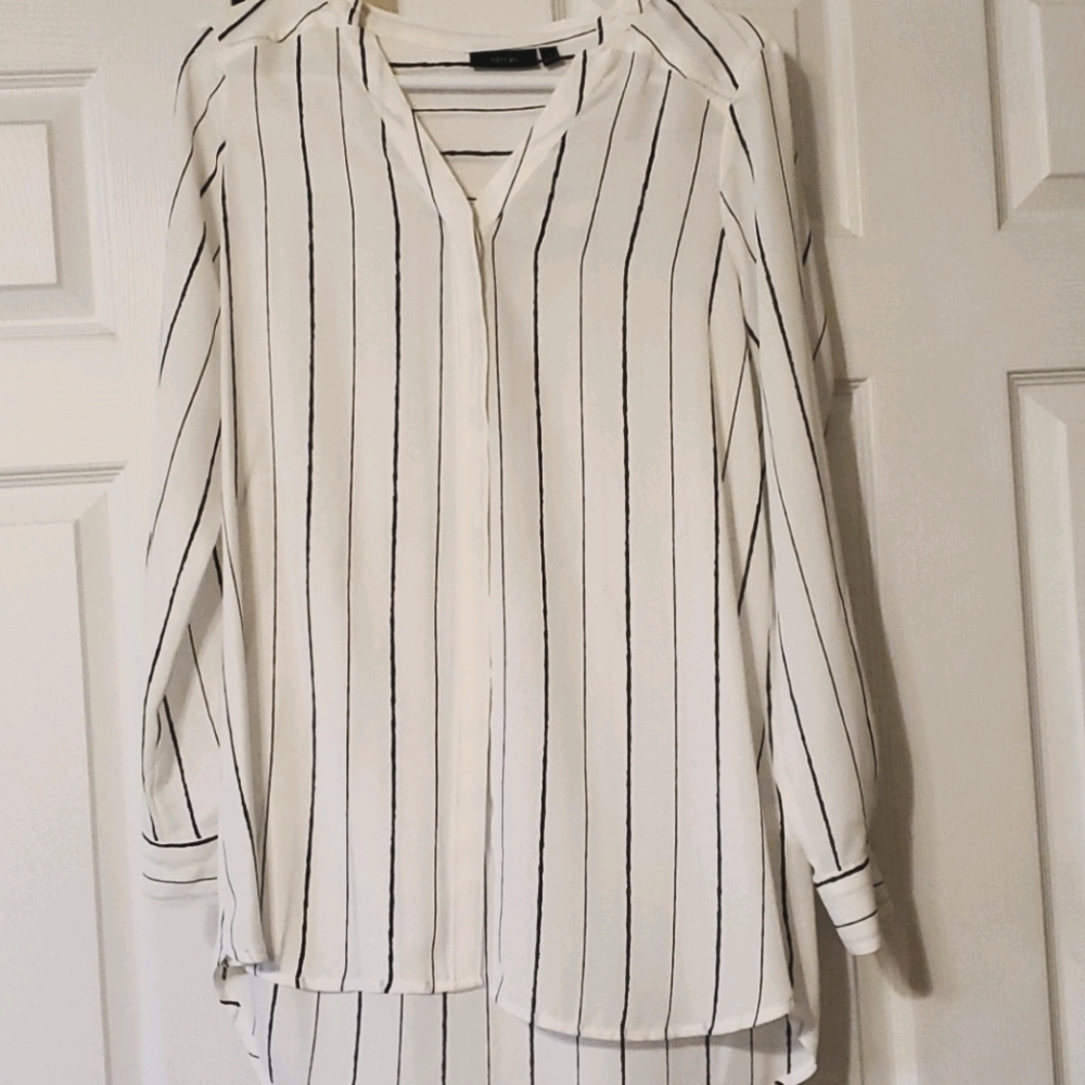 NWOT apt 9 dress shirt.  Black and white.